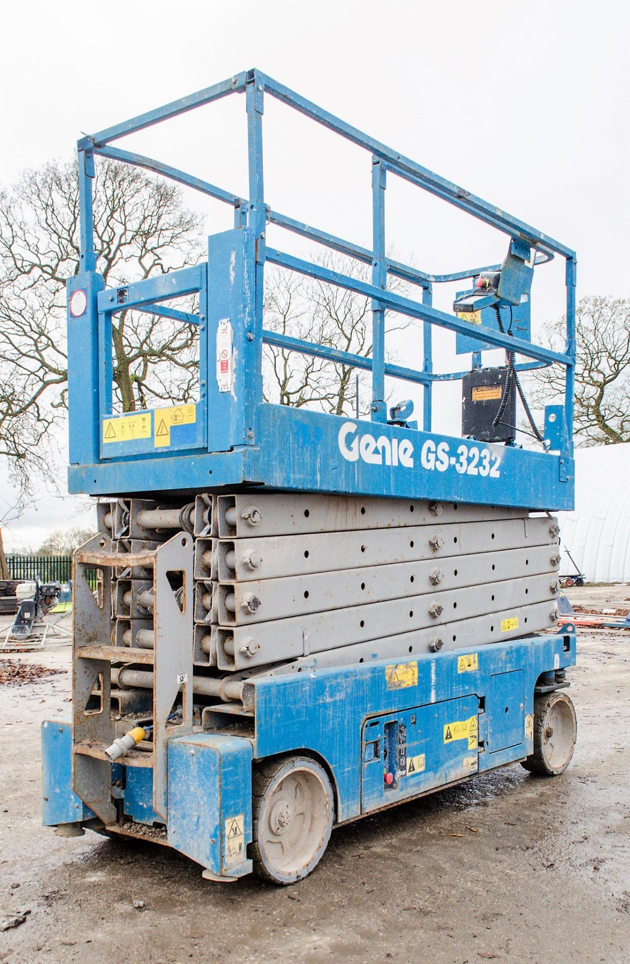 Genie GS3232 battery electric scissor lift access platform Year: 2007 S/N: 88244 Recorded Hours: 411 - Image 3 of 8
