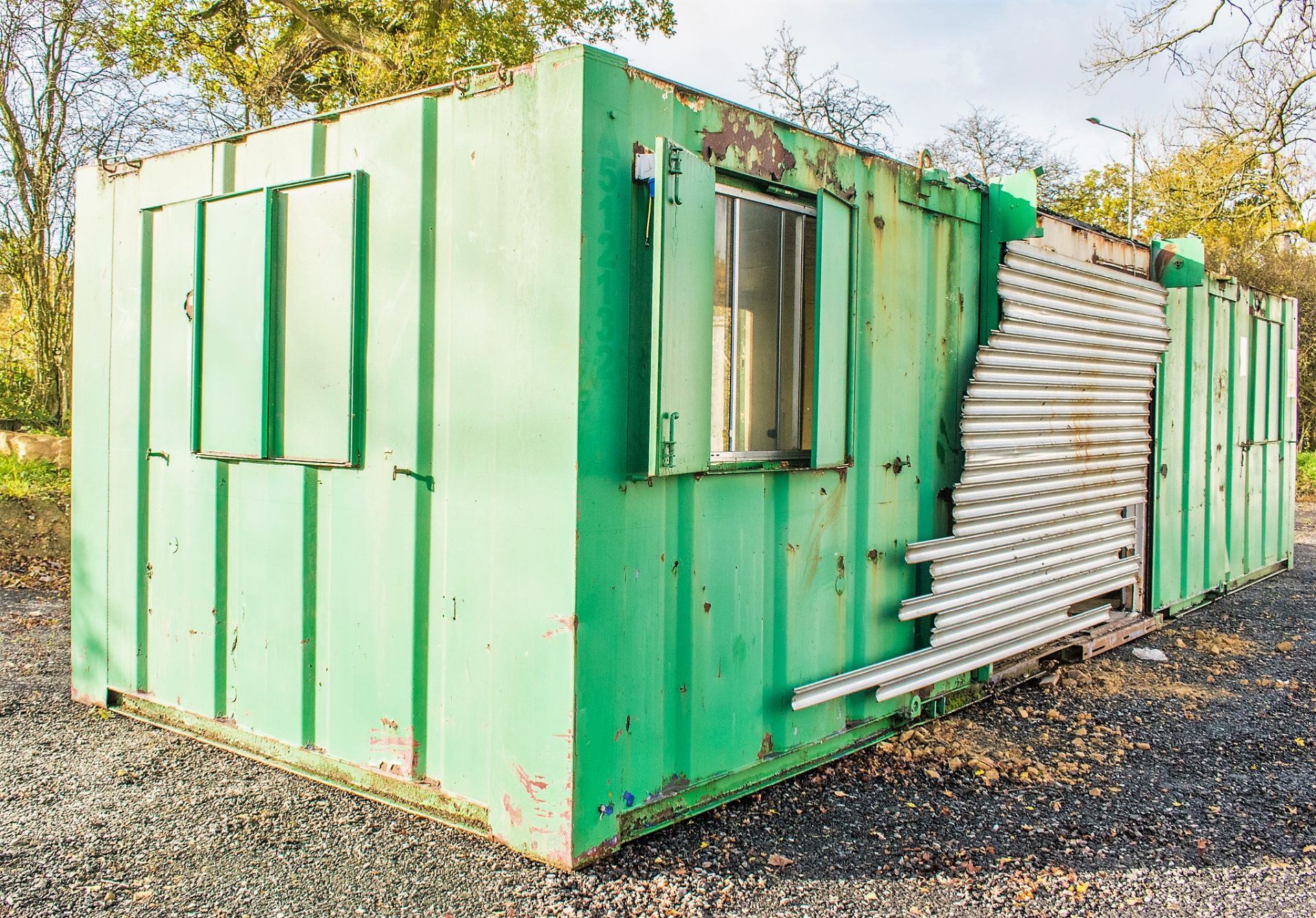 32 ft x 10 ft anti-vandal, steel office site unit ** Damaged, recommended viewing before buying ** - Image 4 of 7