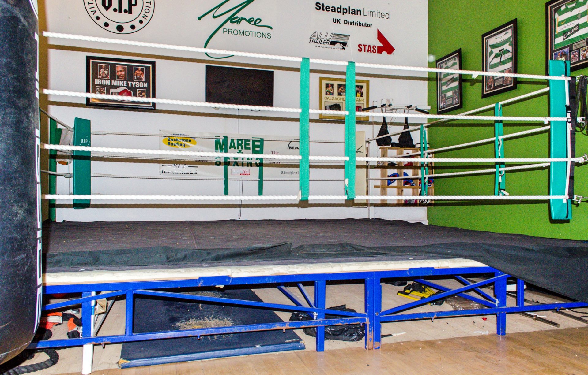 16ft x 16ft competition boxing ring c/w 2 Ringside 5ft boxing bags ** No VAT on hammer price but VAT - Image 8 of 12