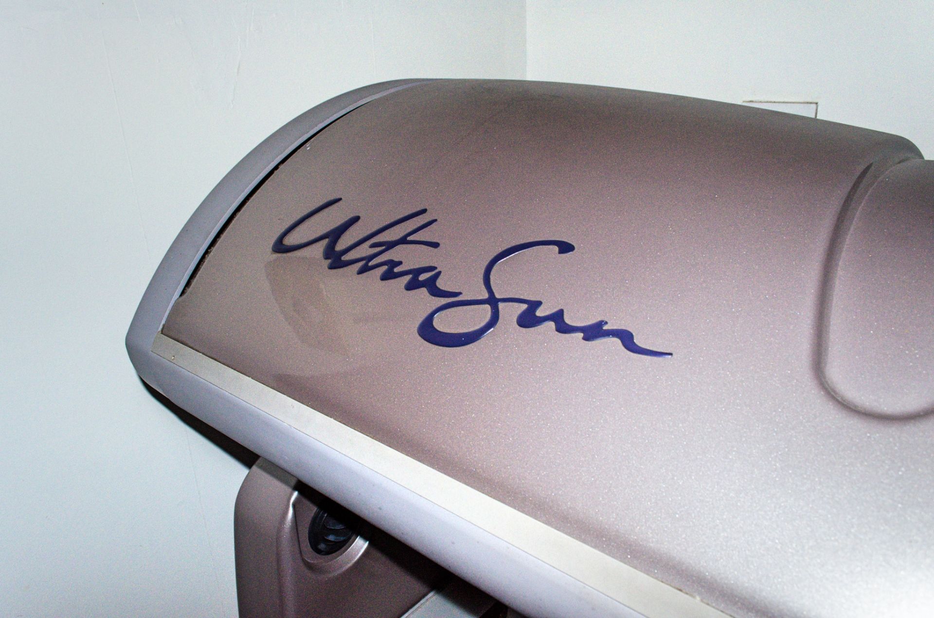 Ultra Sun tanning bed ** No VAT on hammer price but VAT will be charged on buyers premium ** - Image 5 of 6