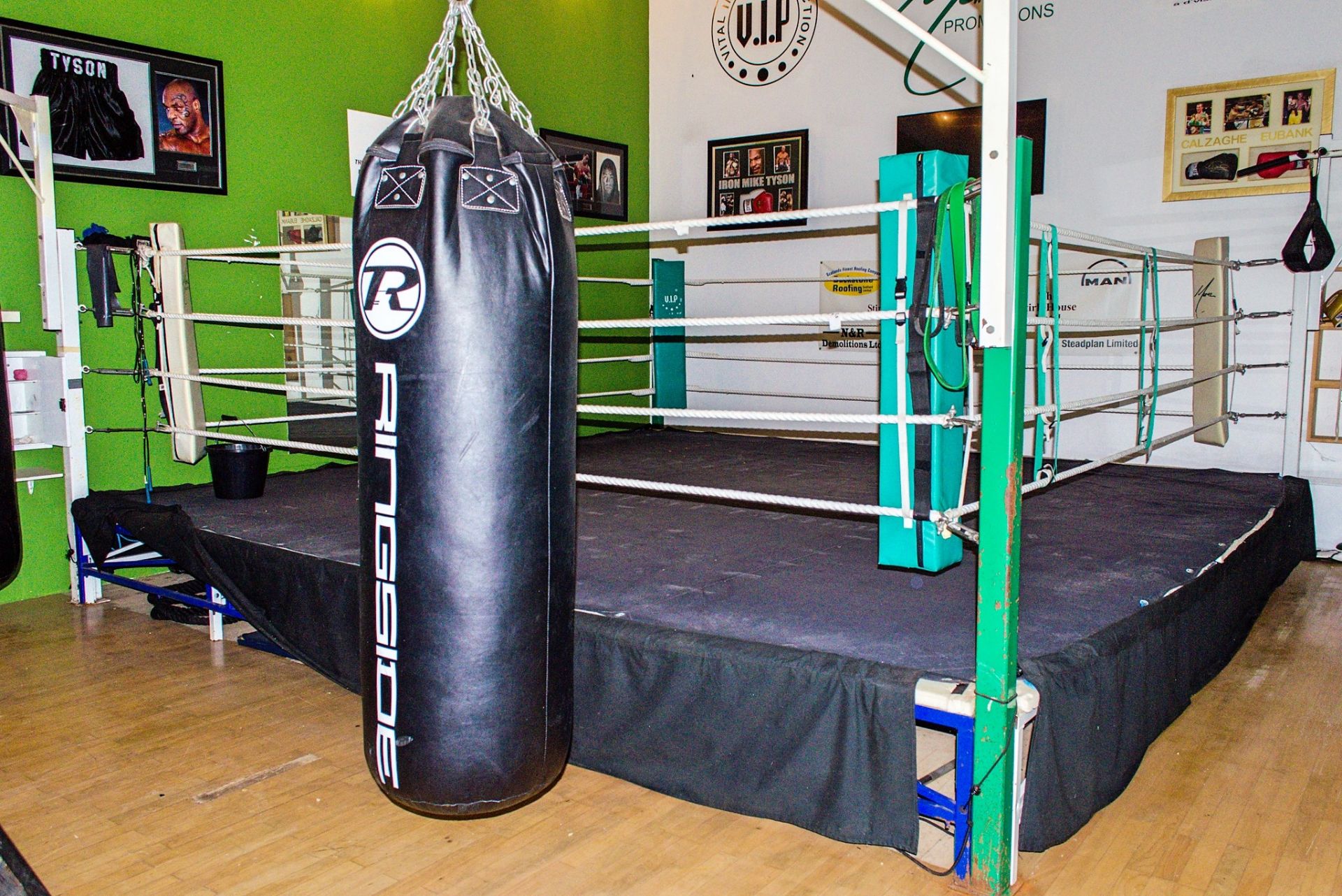 16ft x 16ft competition boxing ring c/w 2 Ringside 5ft boxing bags ** No VAT on hammer price but VAT - Image 2 of 12