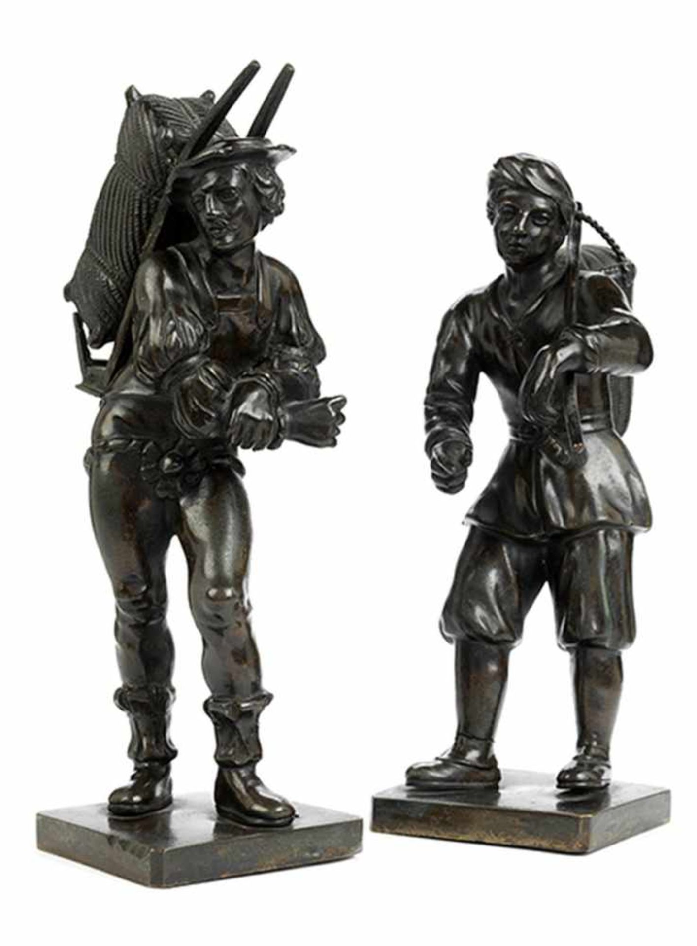 Paar Marktleute Höhe: 21 und 23,2 cm. Deutschland, 18./ 19. Jahrhundert. Bronze, gegossen, - Bild 3 aus 3