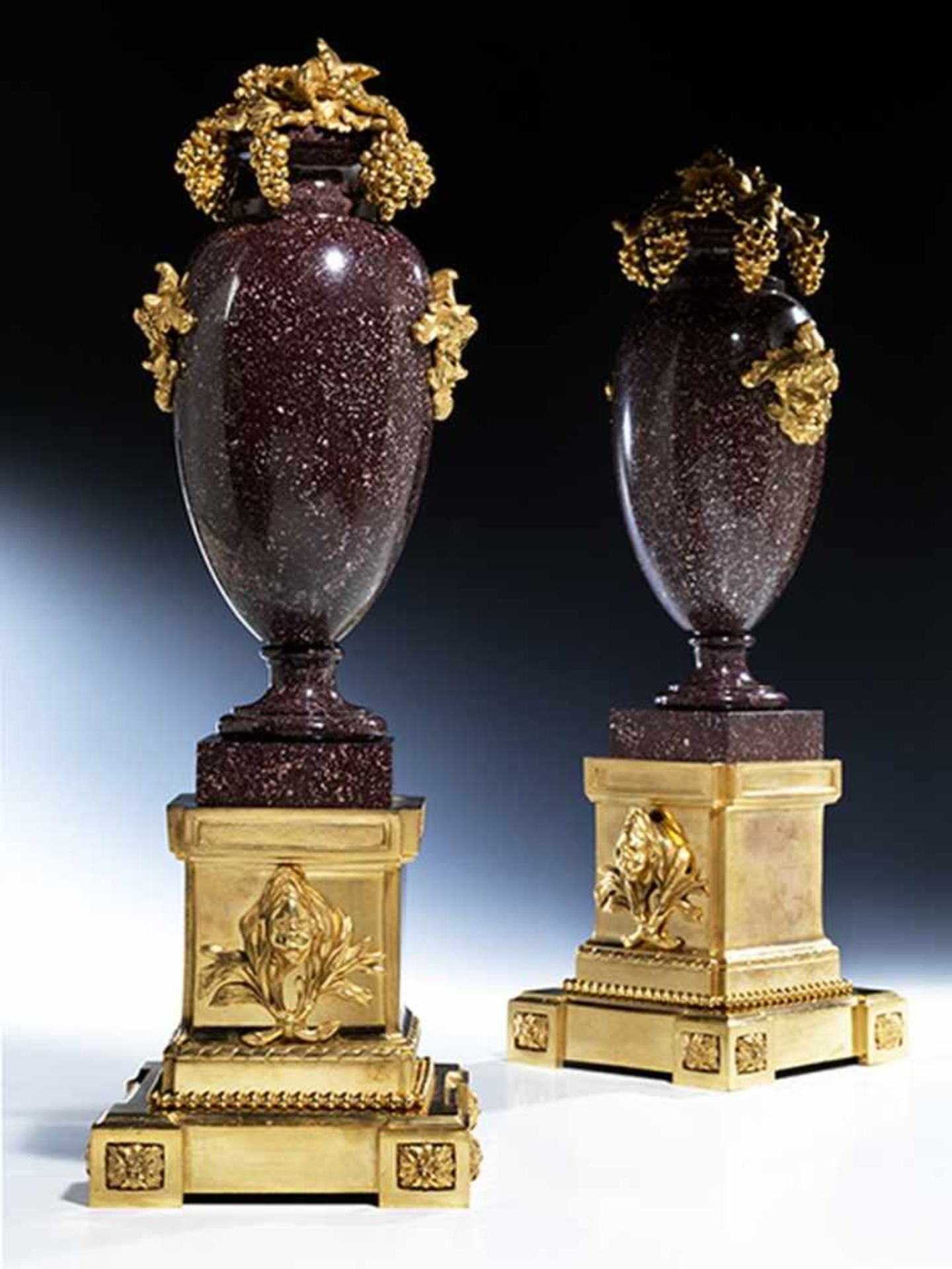 A pair of elegant decorative mantle vases in red, Egyptian porphyry and fire-gilt bronze - Bild 11 aus 11