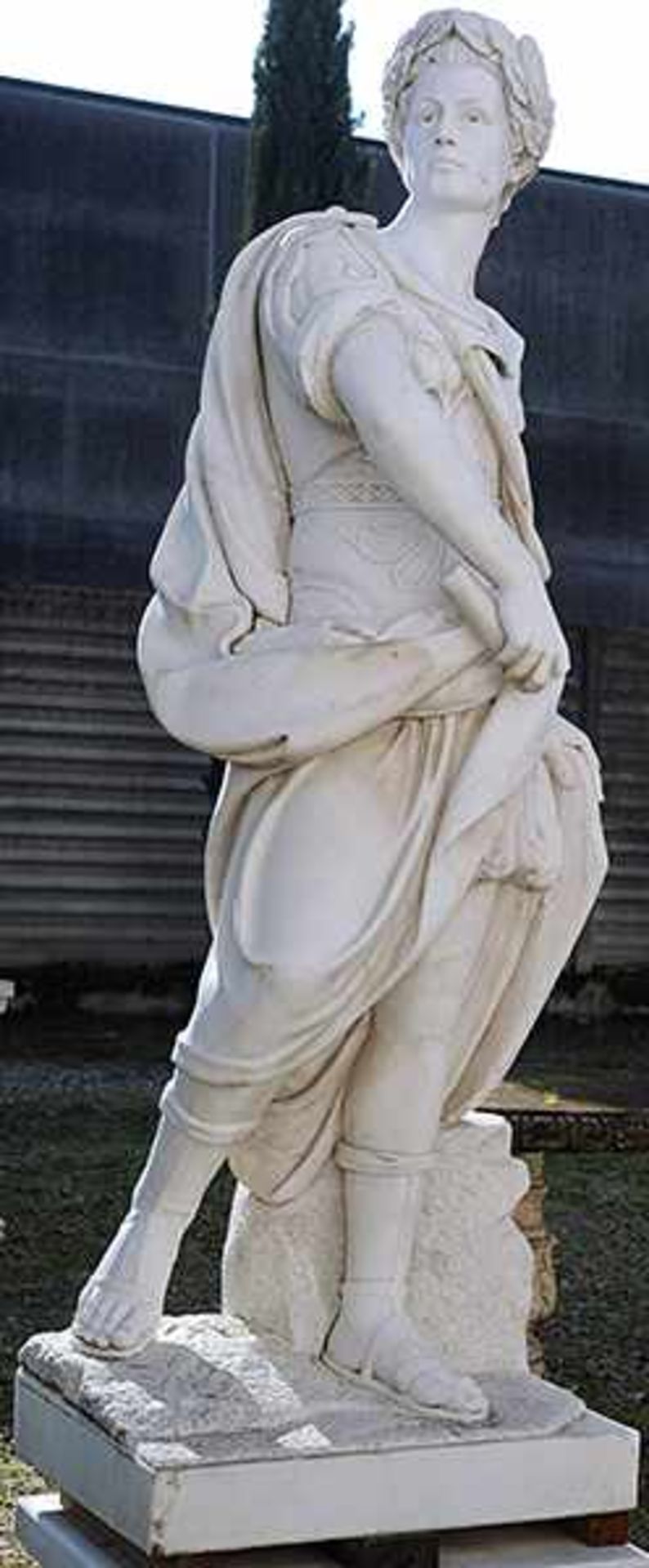 Gartenfigur eines Caesaren Höhe: 200 cm. Italien. In weißem Marmor gearbeitete quadratische Basis