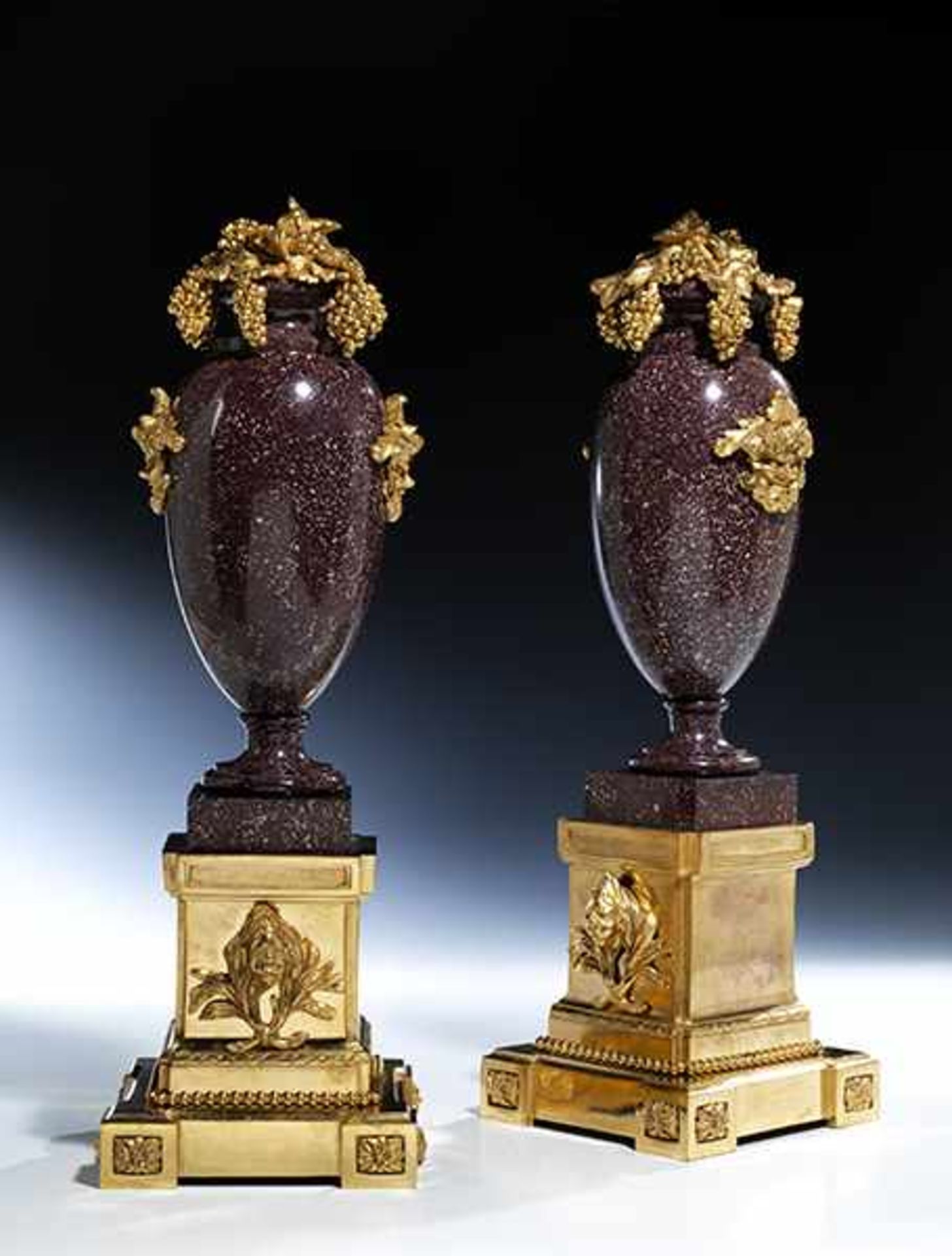 A pair of elegant decorative mantle vases in red, Egyptian porphyry and fire-gilt bronze - Bild 6 aus 11