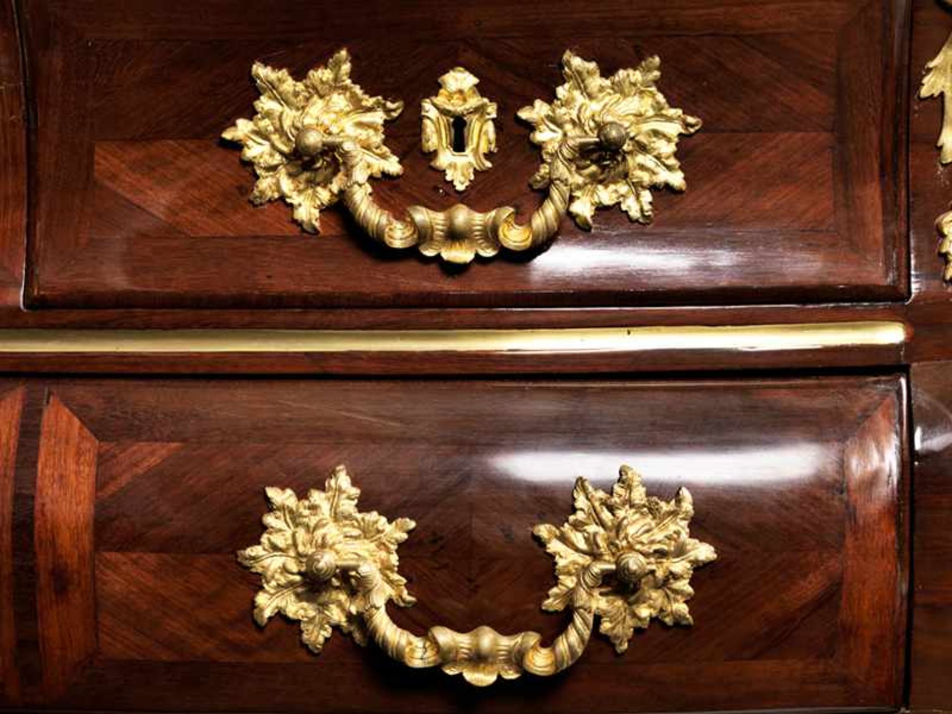 Louis XIV-Kommode Höhe: 87 cm. Breite: 133,5 cm. Tiefe: 64,5 cm. Frankreich, erste Hälfte 18. - Bild 3 aus 6