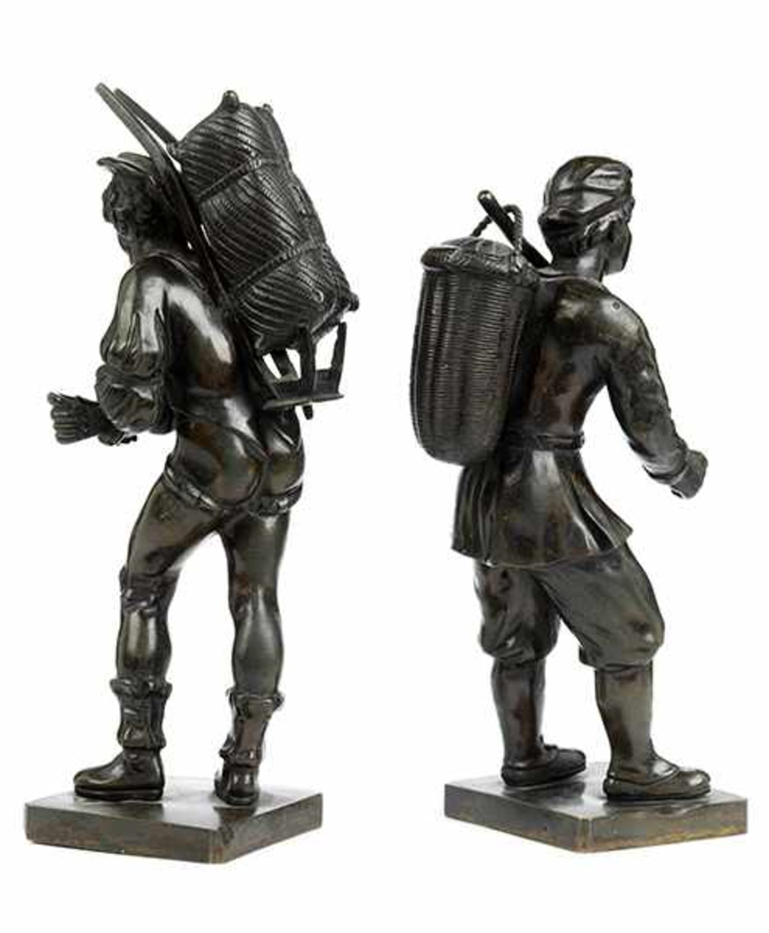Paar Marktleute Höhe: 21 und 23,2 cm. Deutschland, 18./ 19. Jahrhundert. Bronze, gegossen, - Bild 2 aus 3