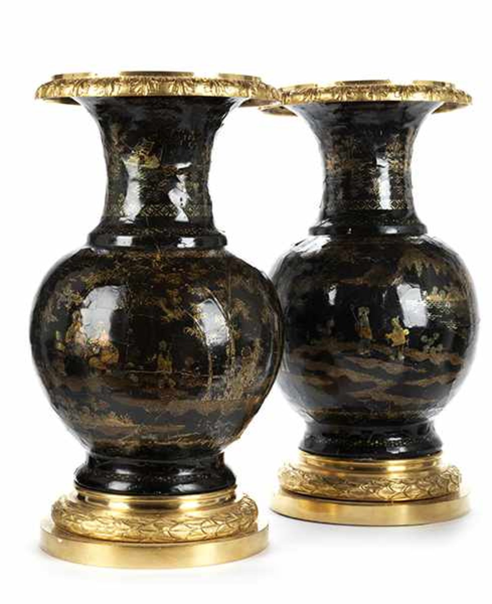 A pair of large Bourgauté lacquer vases with gilt mountings< - Bild 2 aus 5