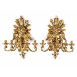 Paar Appliken im Louis XIV-Stil Höhe: 88 cm. Messingbronze, gegossen, vergoldet. Rollwerkkartusche