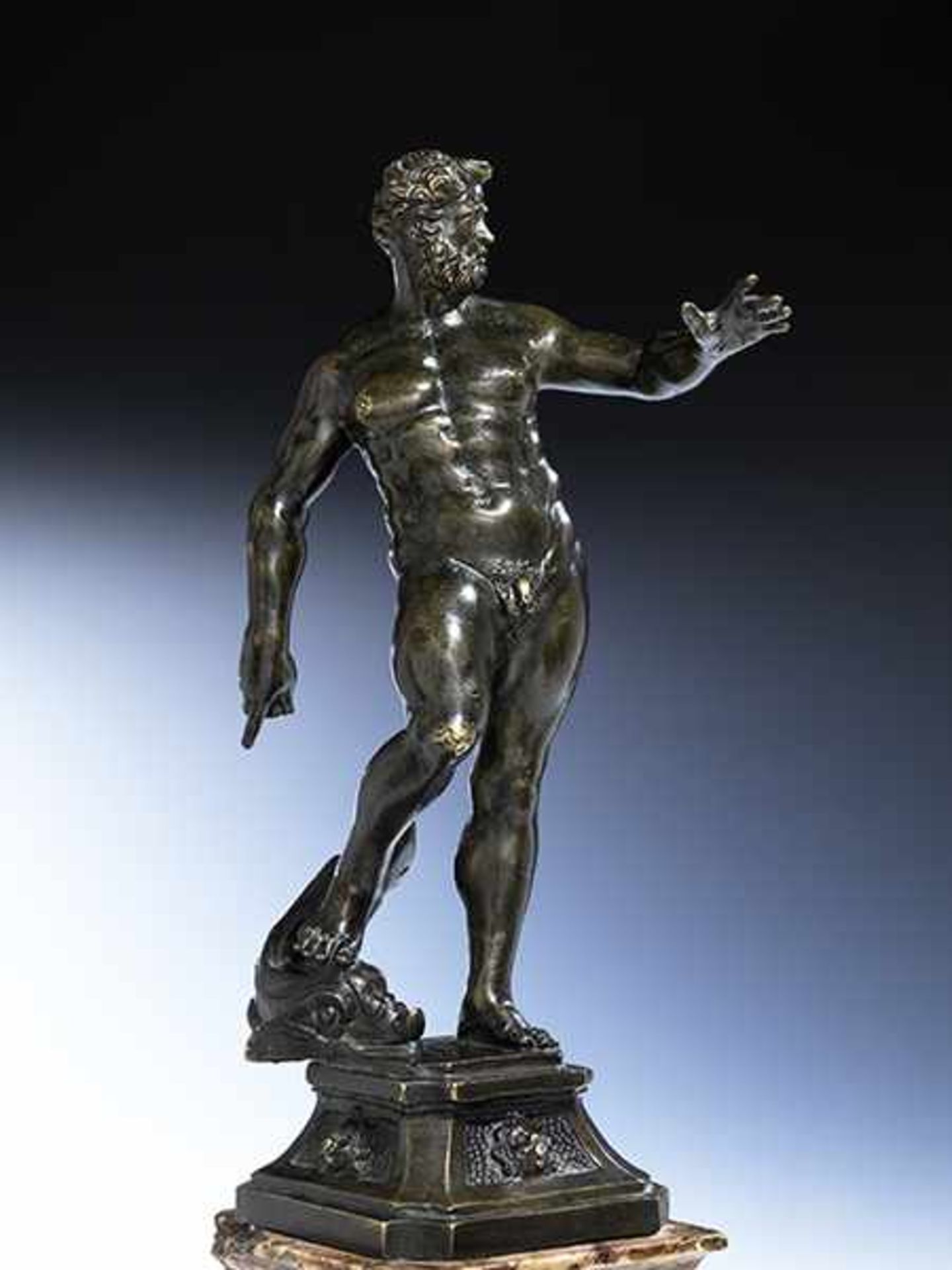 Bronzestatuette des Neptun Höhe der Figur: 28 cm. Gesamthöhe: 45 cm. 18. Jahrhundert. Nach der