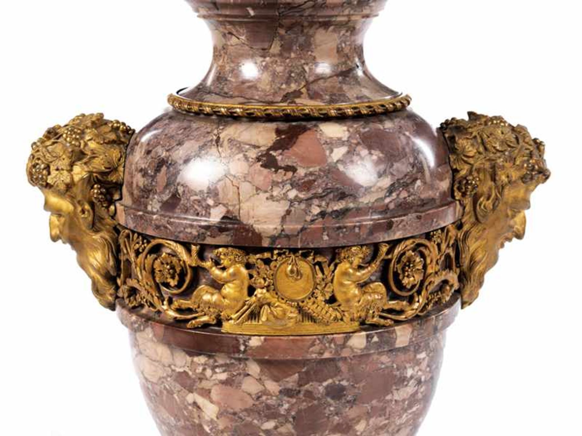 A pair of impressive lidded vases - Bild 4 aus 6