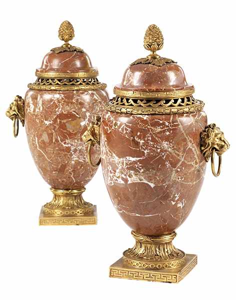 Paar Brûleur de Parfums im Louis XVI-Stil Höhe: 55,5 cm. Über quadratischem Stand in Ormolu mit