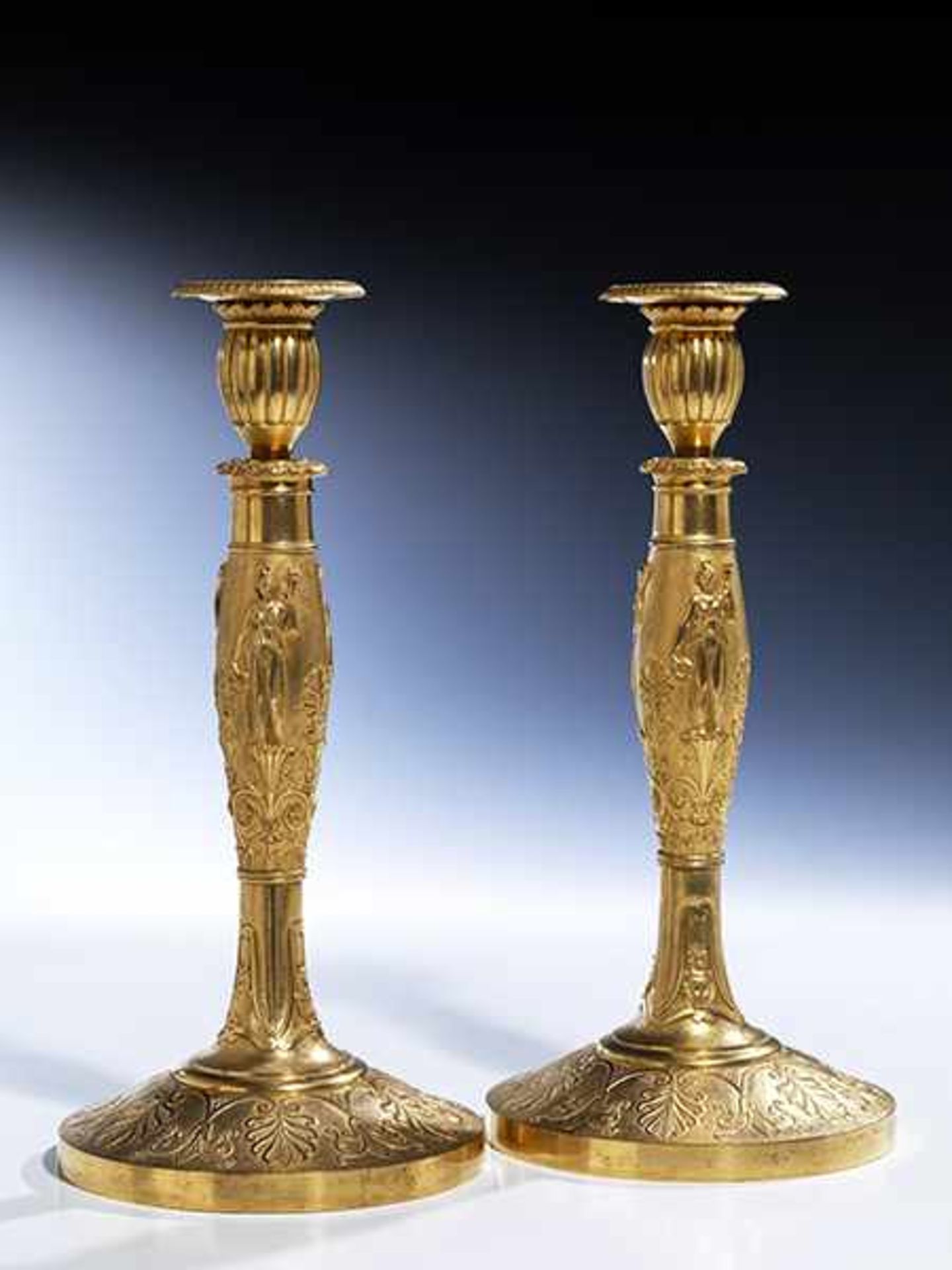Paar klassizistische Kerzenständer Höhe: je 31 cm. Fußdurchmesser: 15 cm. Russland, um 1800/ - Bild 3 aus 6