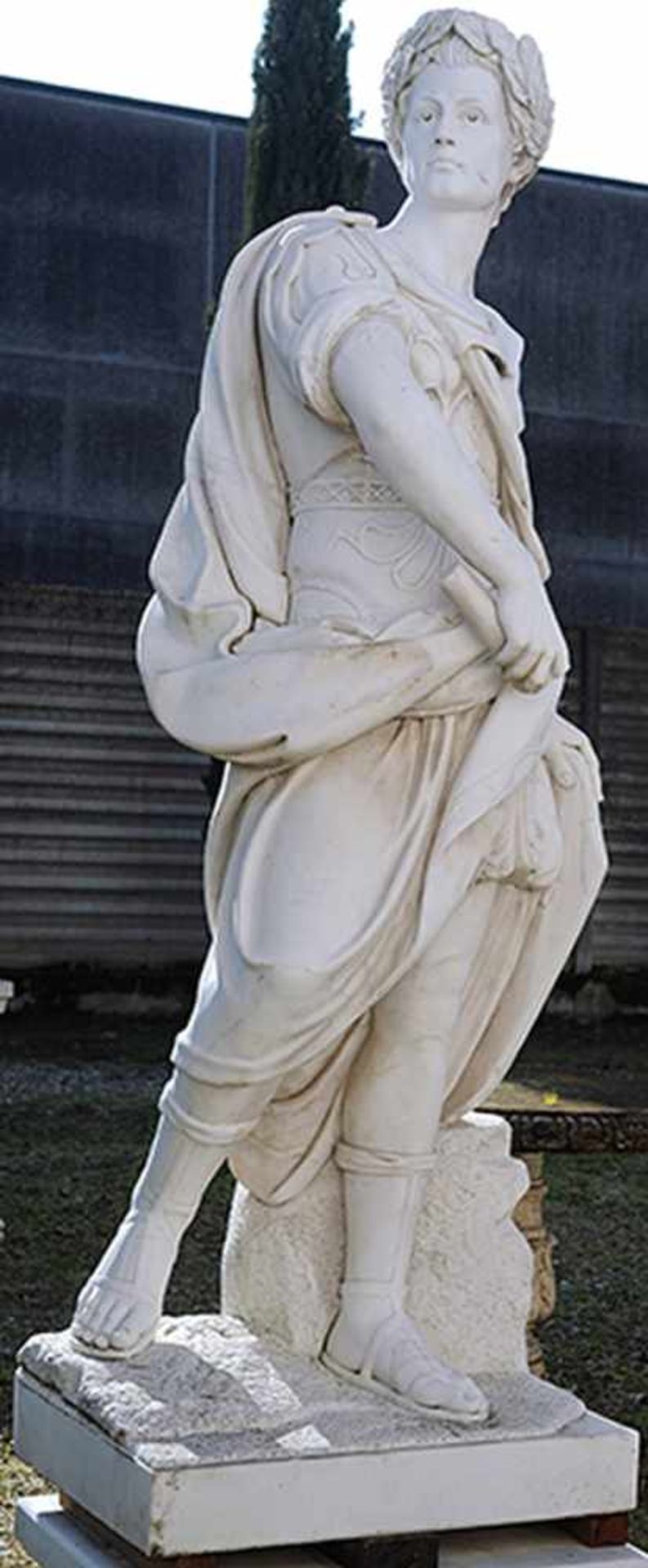 Gartenfigur eines Caesaren Höhe: 200 cm. Italien. In weißem Marmor gearbeitete quadratische Basis - Bild 2 aus 2