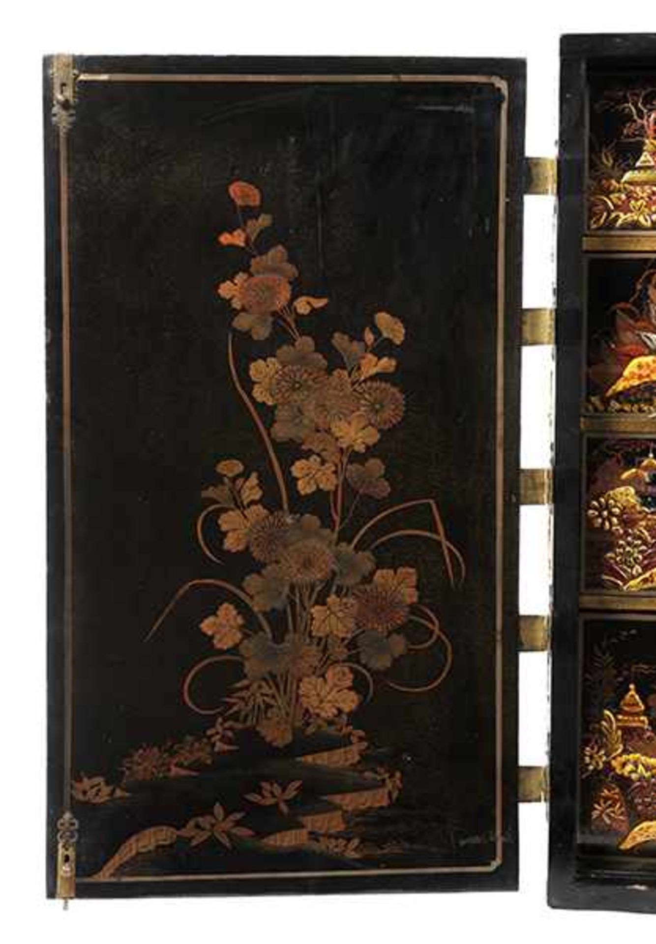 Japanischer Kabinettschrank Höhe: 83 cm. Breite: 94 cm. Tiefe: 47 cm. Japan, 18. Jahrhundert. - Bild 4 aus 7