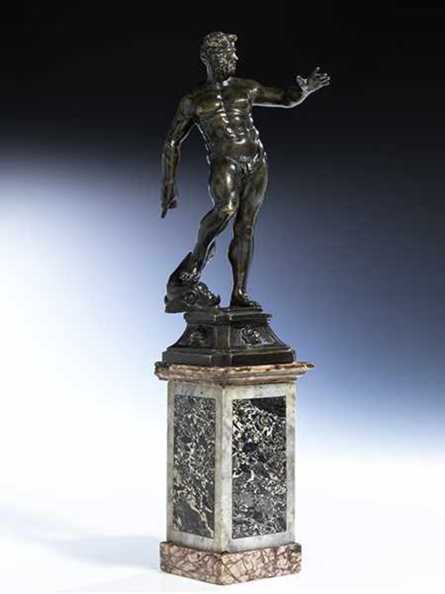 Bronzestatuette des Neptun Höhe der Figur: 28 cm. Gesamthöhe: 45 cm. 18. Jahrhundert. Nach der - Bild 2 aus 8