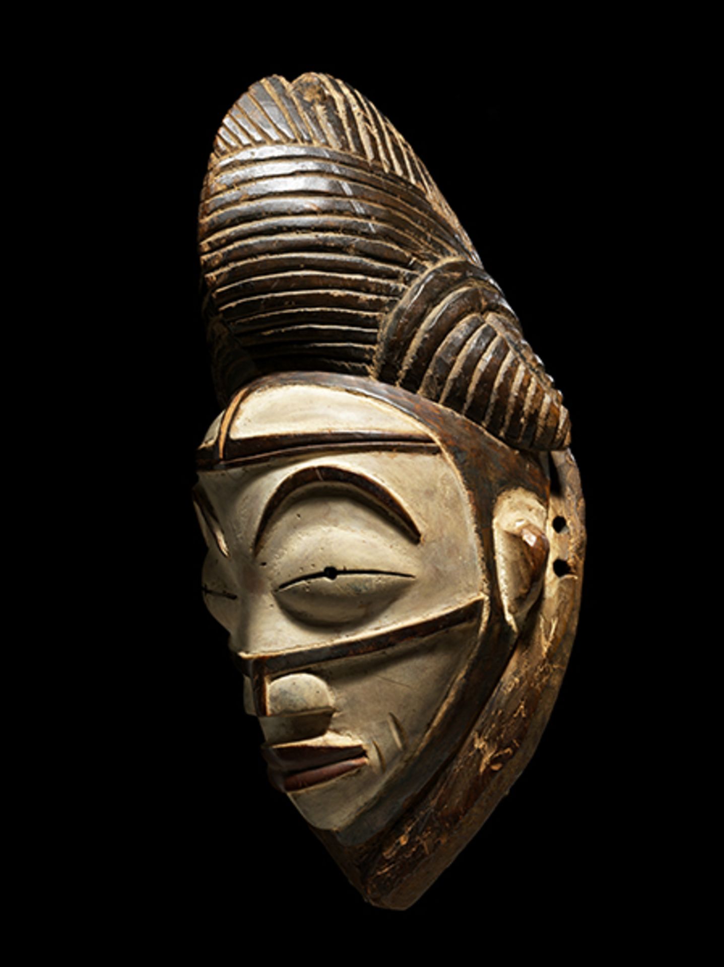 Punu-Maske Höhe: 31 cm. Aus Holz. Gabun. Die weißen Okuyi-Masken verkörpern den Geist eines - Bild 3 aus 9