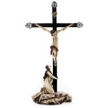Kreuzigung Christi 113 x 76 x 10 cm. Spanien, 17. Jahrhundert. Alabaster, geschnitten, ziseliert,