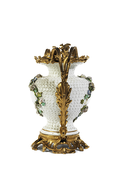 Ormolu-montierte Schneeballvase Gesamthöhe: 26 cm. Meißen und Paris, um 1755. Der stark balustrierte - Image 3 of 7