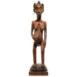 Chowke-Figur Höhe: 91 cm. Höhe mit Sockel: 96 cm. Angola/ Demokratische Republik Kongo.