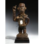 Nagelfetisch Nkisi Nkondi-Figur Höhe ohne Sockel: 44 cm. Volk der Kongo. Bereits im 15.