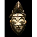 Punu-Maske Höhe: 31 cm. Aus Holz. Gabun. Die weißen Okuyi-Masken verkörpern den Geist eines