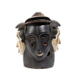 Idoma-Helmmaske Höhe: 41 cm. Idoma, Nigeria, 20. Jahrhundert. Holz, geschnitzt mit schwarzer, weißer