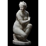 Kauernde Aphrodite Höhe: 110 cm. Italien, 19. Jahrhundert. In weiß-grauem Marmor gestaltete Figur