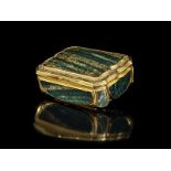 Jaspis-Golddose 2,6 x 6,7 x 5 cm. Gewicht: 96 g. Steckkante mit französischem Einfuhrstempel für
