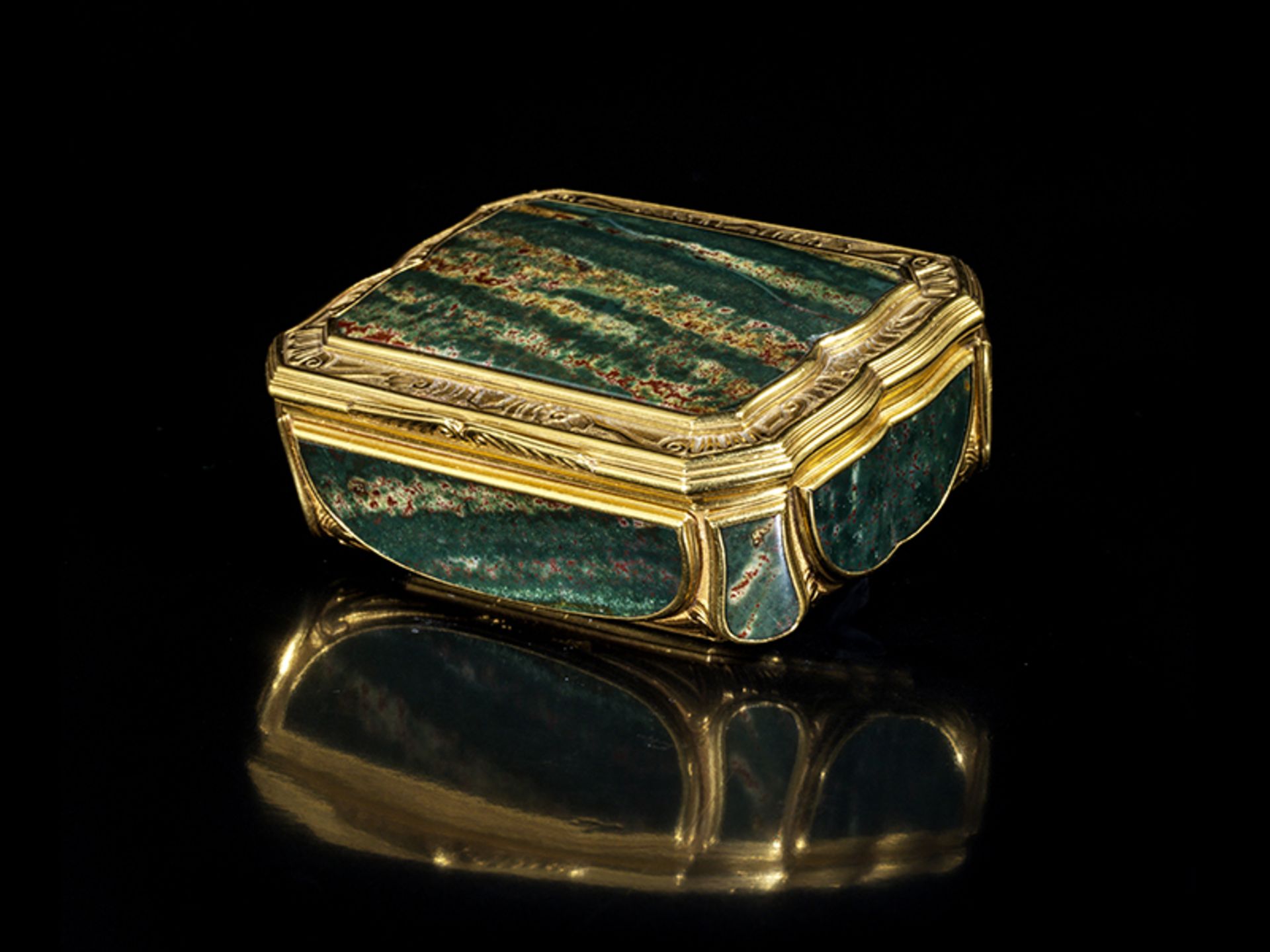 Jaspis-Golddose 2,6 x 6,7 x 5 cm. Gewicht: 96 g. Steckkante mit französischem Einfuhrstempel für