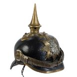 Pickelhaube Deutschland, 19. Jahrhundert. Gepresstes lackiertes Leder. Schuppenband, Spitze und