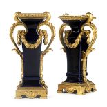 Paar Kaminvasen im Louis XVI-Stil Höhe: je 32,5 cm. 19. Jahrhundert. Vasenkörper in vierkantiger