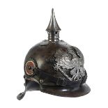 Preußische Pickelhaube Helminnenseite mit Firmensignée "Otto Nachtigall Berlin 1915". Mit