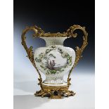 Ormolu-montierte Schneeballvase Gesamthöhe: 26 cm. Meißen und Paris, um 1755. Der stark balustrierte