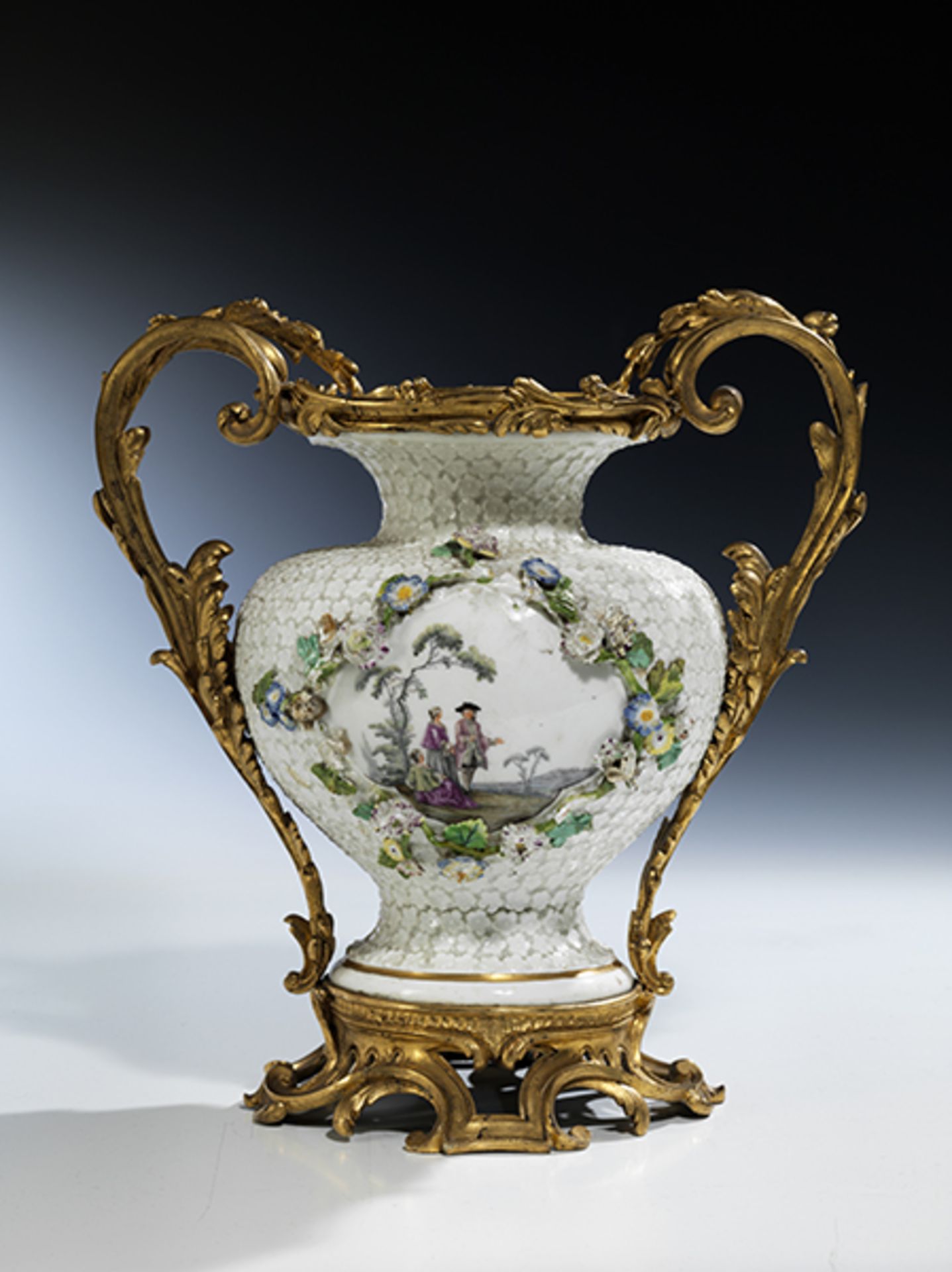 Ormolu-montierte Schneeballvase Gesamthöhe: 26 cm. Meißen und Paris, um 1755. Der stark balustrierte