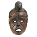 Gesichtsmaske Höhe: 33 cm. Ibo Idoma, Nigeria. Holz, beschnitzt mit Narbentätowierungen auf Schläfen