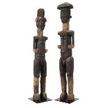 Figurenpaar Höhe: 161 und 152 cm. Ibo, Nigeria. Holz, geschnitzt, schwarz und rot gefasst,