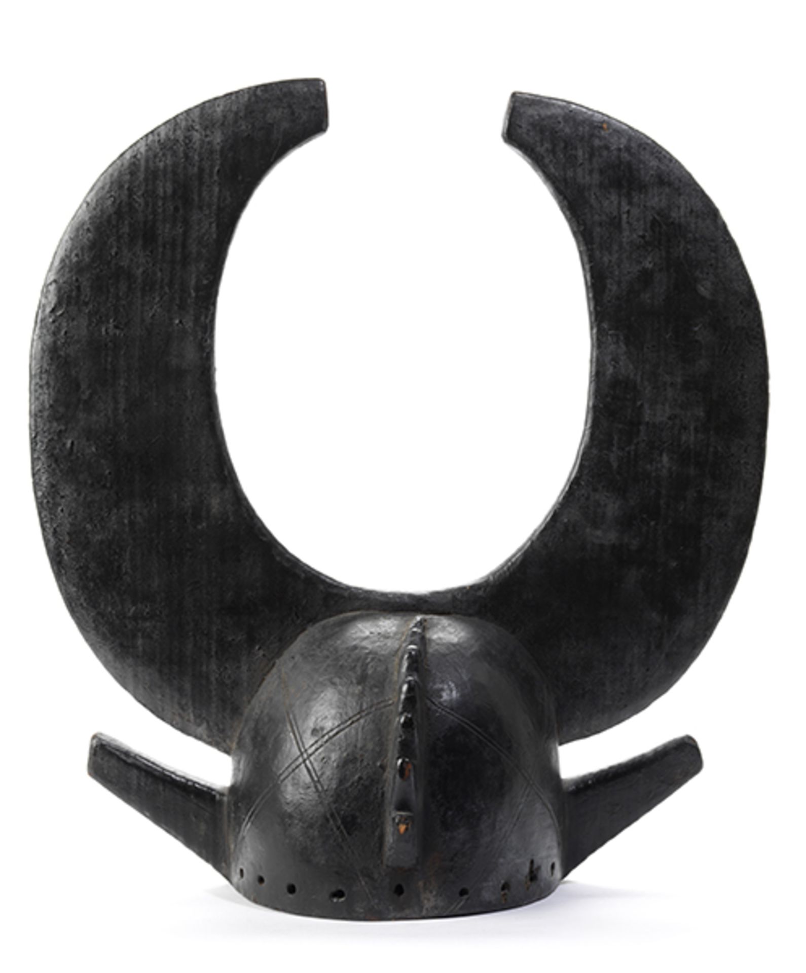 Senufo-Helmmaske Höhe: 52 cm. Elfenbeinküste. Holz, geschnitzt, mit schwarzer Patina. (1221608)