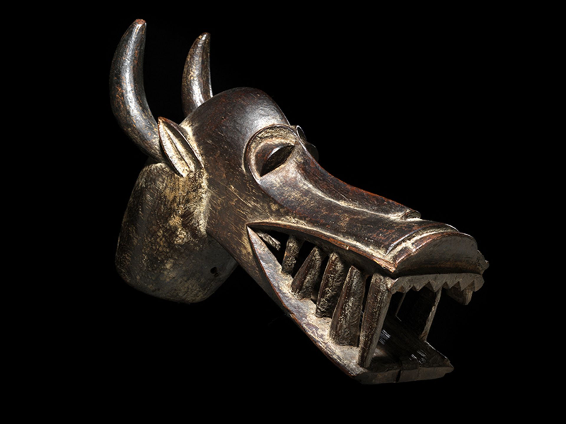 Kponyungo-Maske Höhe inkl. Stand: 37,7 cm. Volk der Senufo, Elfenbeinküste. Die Maske wurde getragen