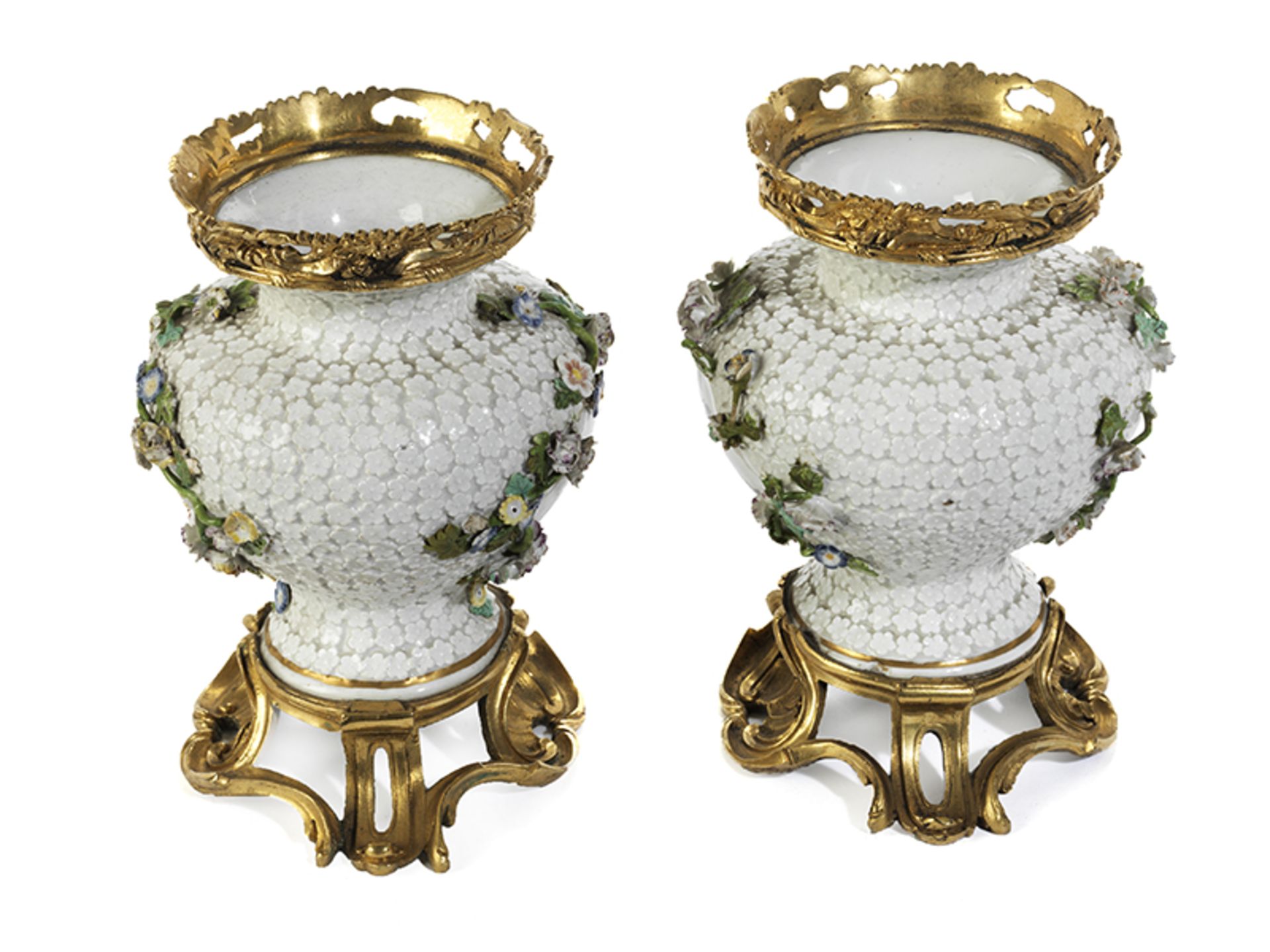 Paar Ormolu-montierte Schneeballvasen Höhe: 20 cm. Meißen und Paris, um 1755. Der stark balustrierte - Bild 5 aus 7