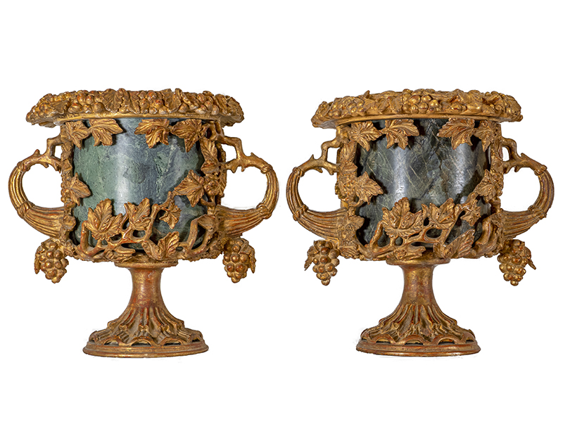 Paar Ziervasen Höhe: 47 cm. Frankreich oder Italien, 19. Jahrhundert. Holz, geschnitzt, vergoldet,
