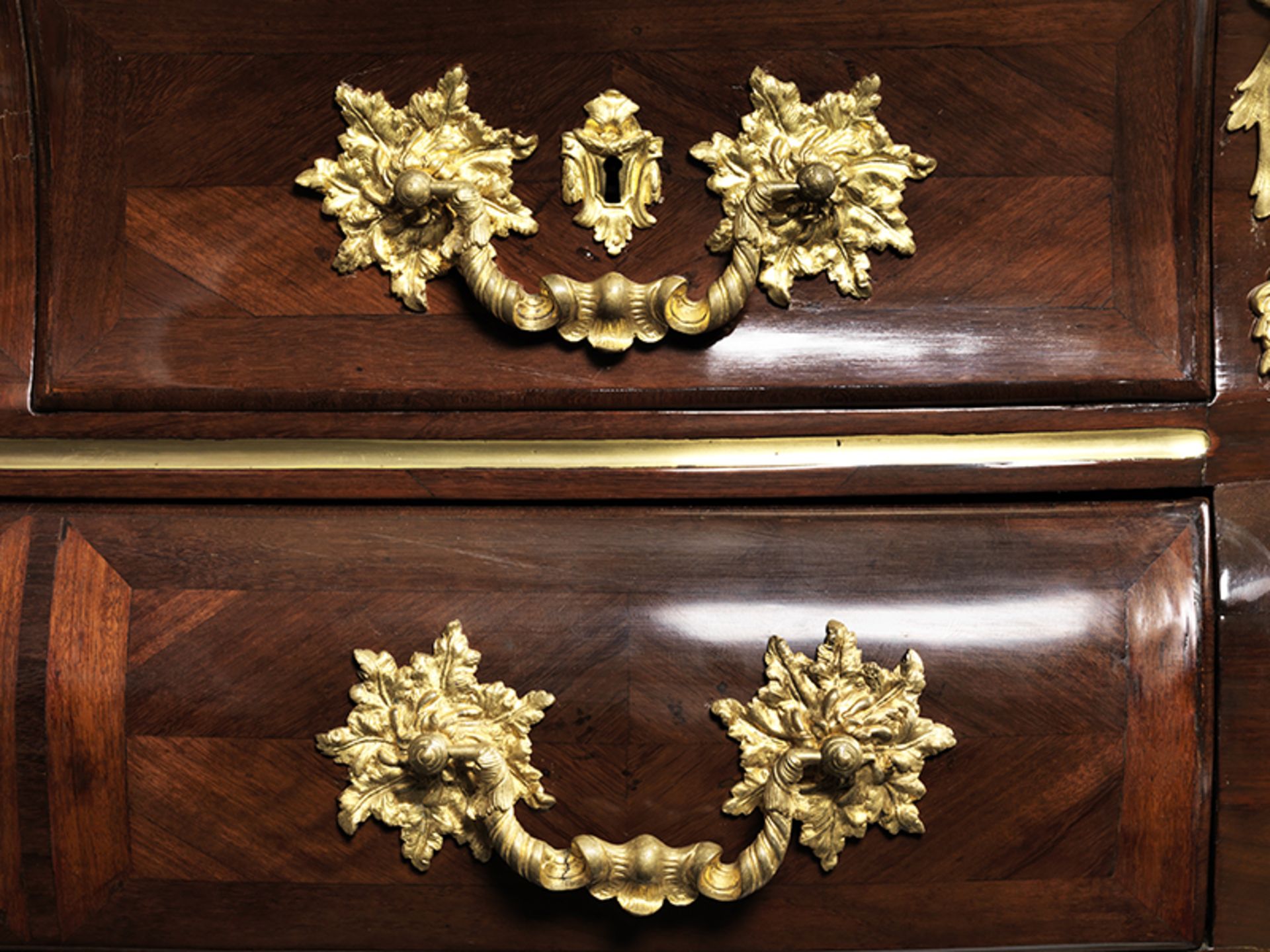 Louis XIV-Kommode Höhe: 87 cm. Breite: 133,5 cm. Tiefe: 64,5 cm. Frankreich, erste Hälfte 18. - Bild 7 aus 11