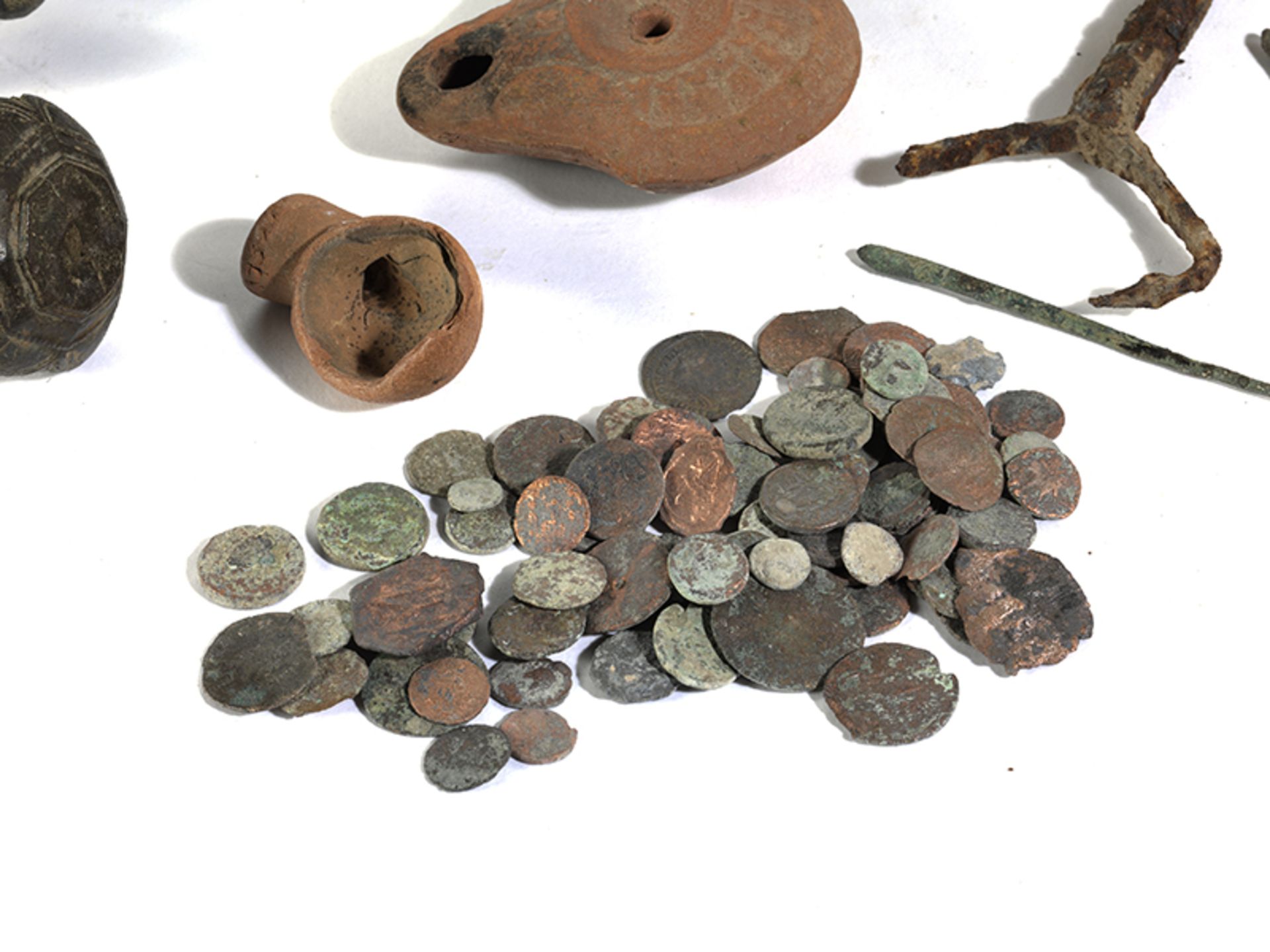Konvolut antiker Gegenstände Höhe des Kannenfragments: 27 cm. Unter anderem aus der römischen - Bild 2 aus 5
