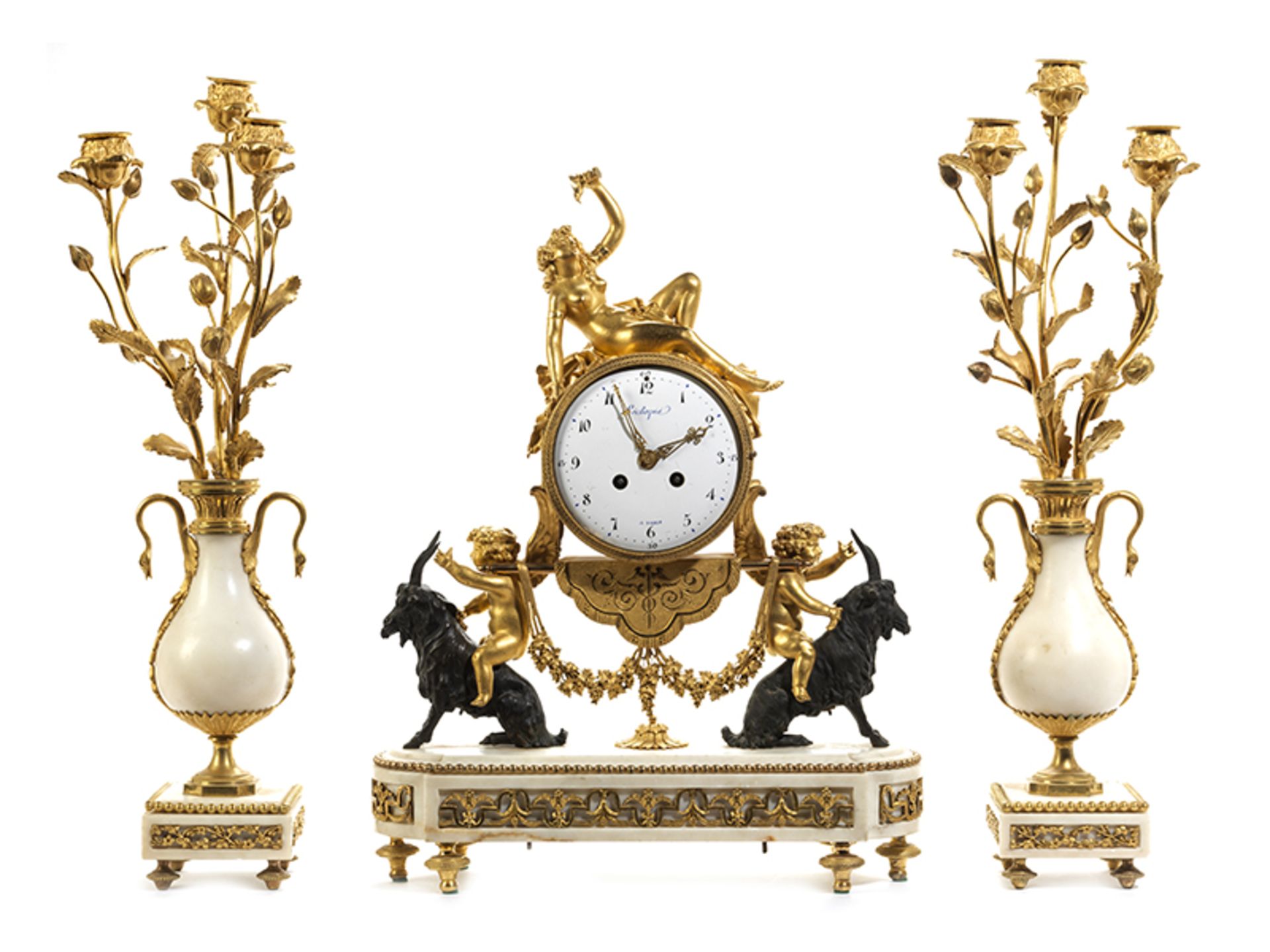Elegantes Kaminuhren-ensemble Uhr: 48 x 37 cm. Paar Kandelaber: 56 cm. Auf dem Zifferblatt