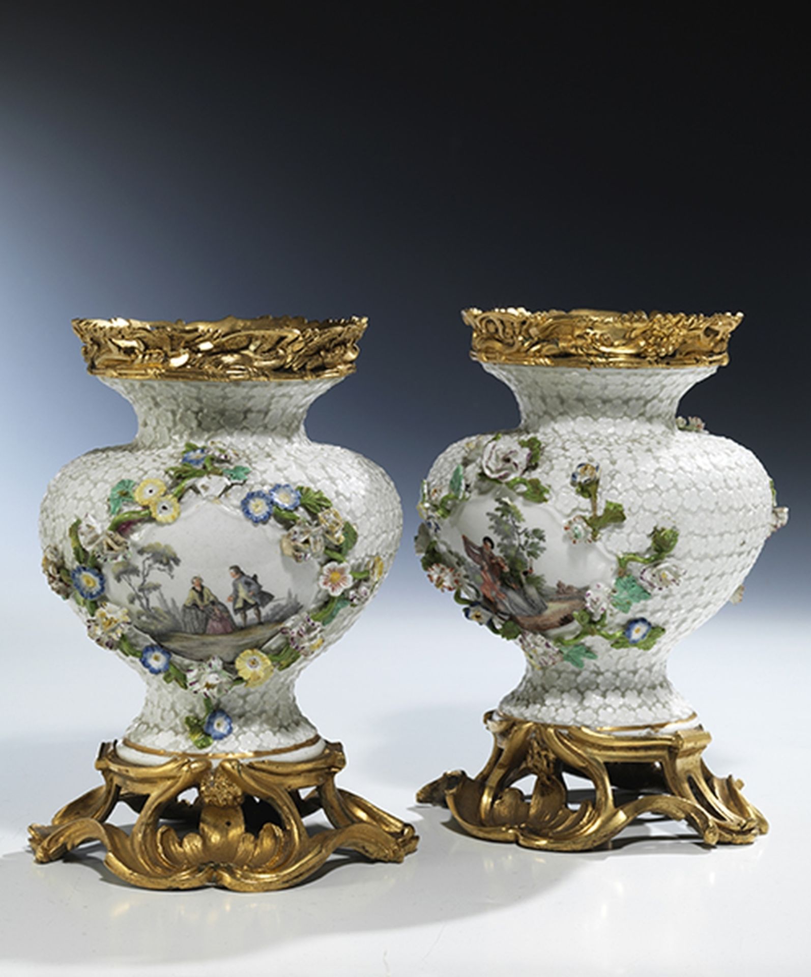 Paar Ormolu-montierte Schneeballvasen Höhe: 20 cm. Meißen und Paris, um 1755. Der stark balustrierte - Bild 7 aus 7