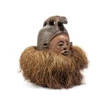 Helmmaske Höhe: 26 cm. Volk der Holo, Angola/ Demokratische Republik Kongo, 20. Jahrhundert. Holz,