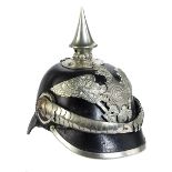 Preußische Pickelhaube mit Weißmetallbeschlag Preußen, spätes 19. Jahrhundert. Gepresstes Leder