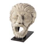 Brunnenmaskaron 39 x 31 cm. Lombardei. In hellem Stein gemeißeltes Gesicht mit geöffnetem Mund.