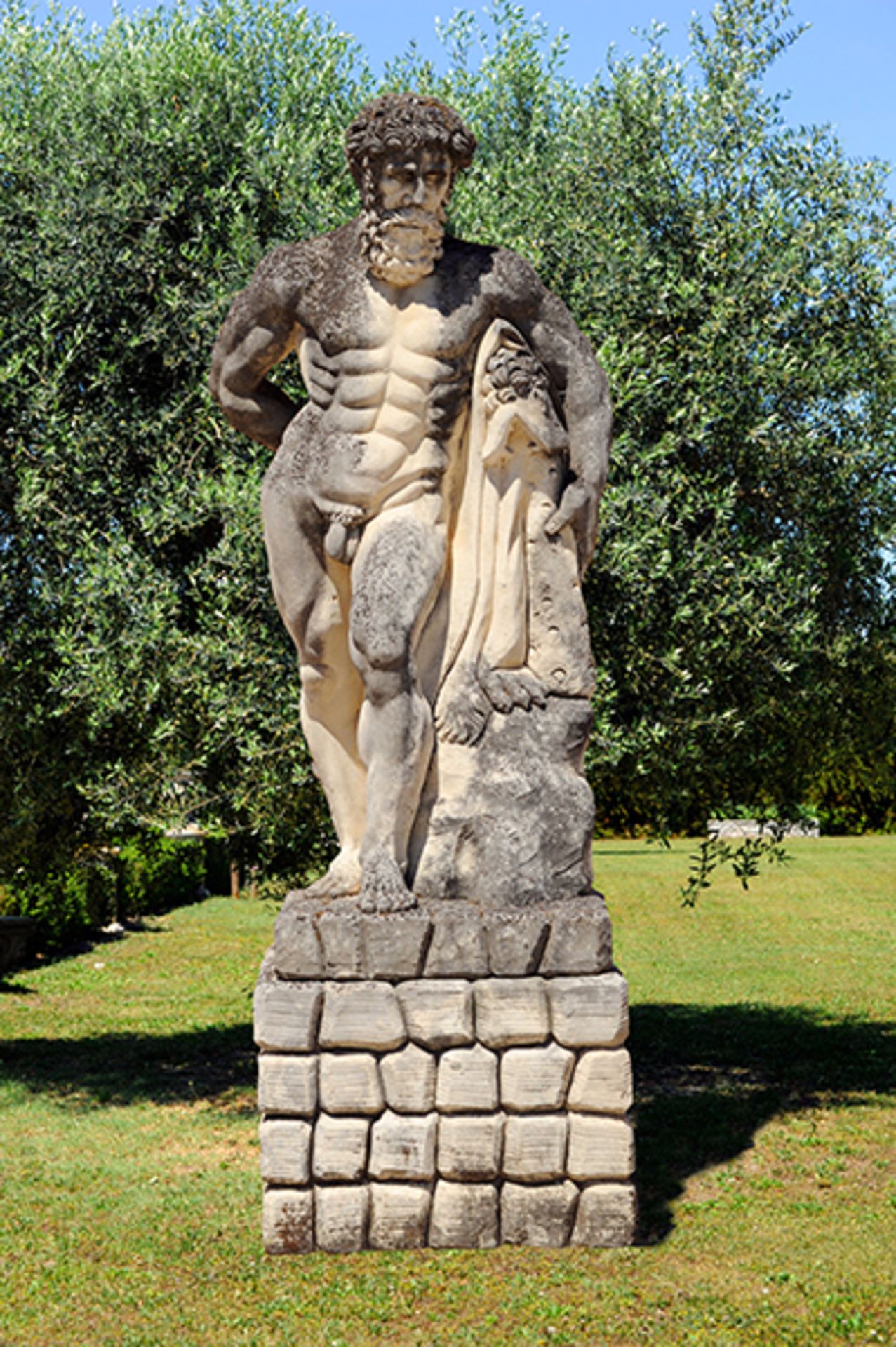 Herkules Farnese Höhe inkl. Sockel: 270 cm. Höhe ohne Sockel: 210 cm. Sockel: 85 x 85 x 70 cm.