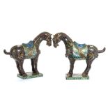 Zwei Cloisonnée-PferdeHöhe jeweils: 37 cm. China, 20. Jahrhundert. Kupfer getrieben, gegossen,